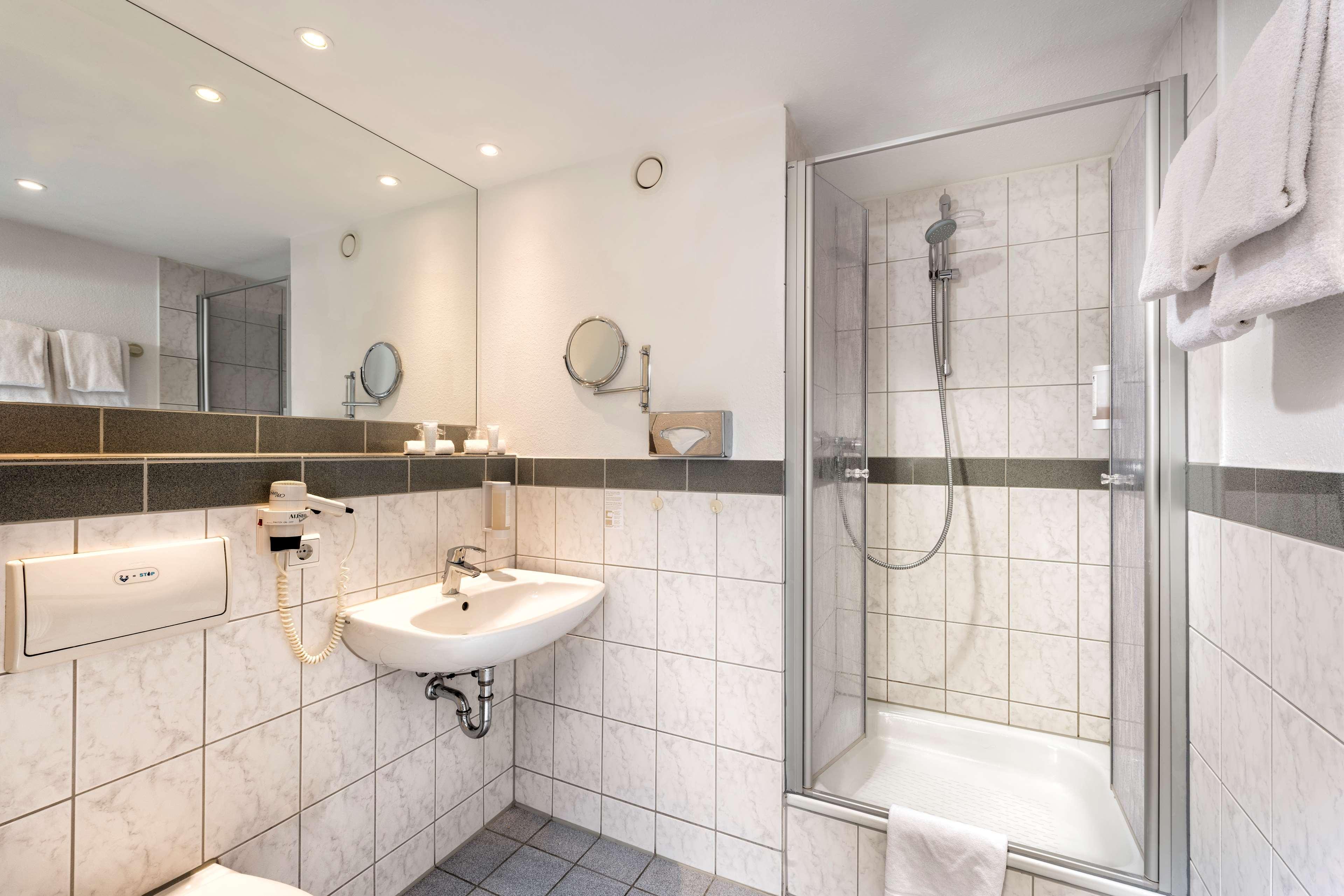 Hotel Western Airport 4*